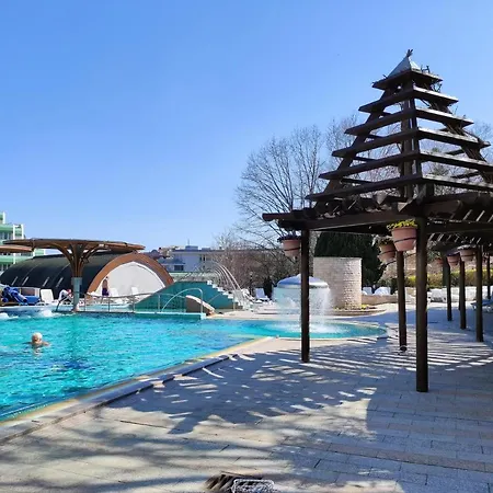 アパートホテル Carbona Emdona Luxury ヘーヴィーズ